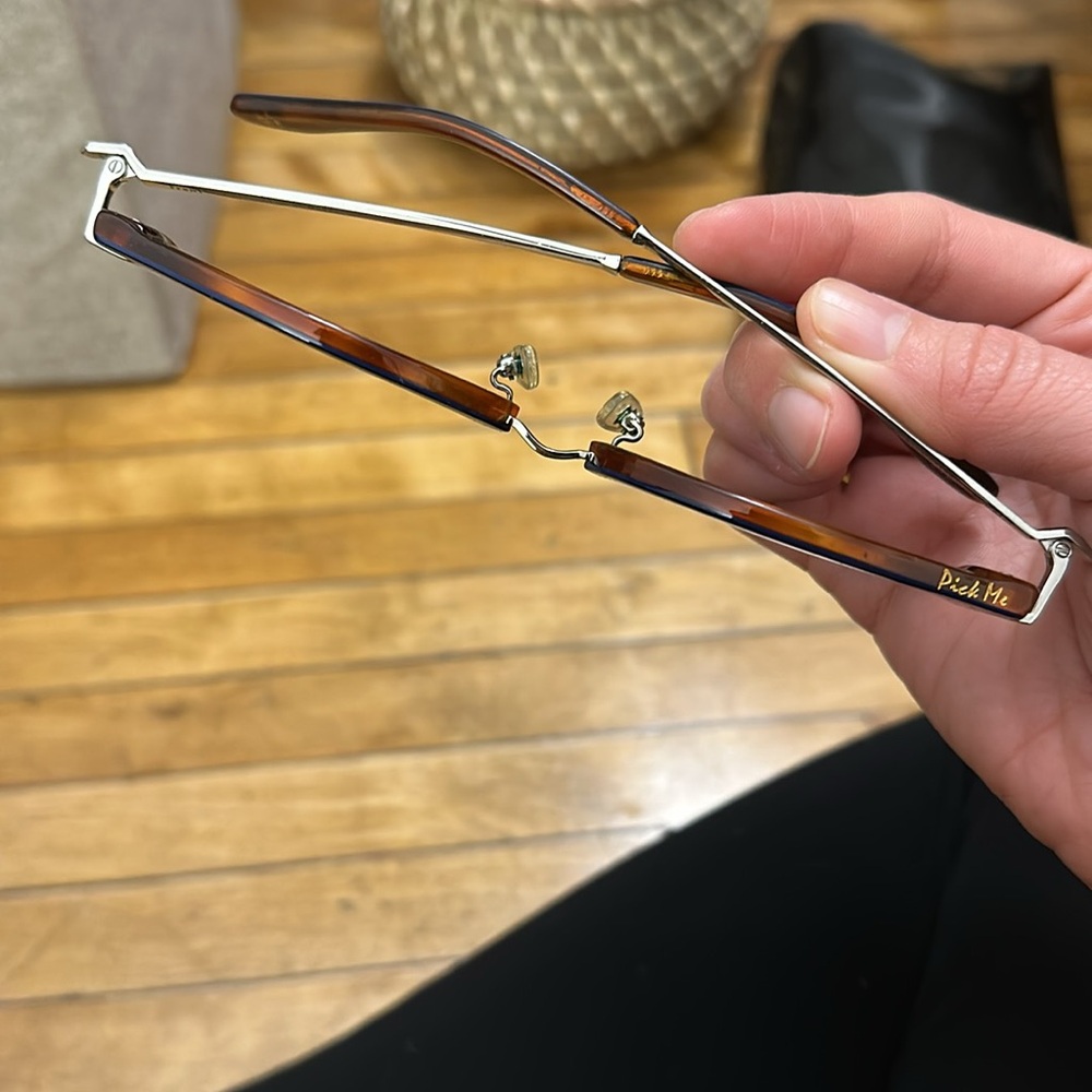 Front sunglass - Picture 2 of 3